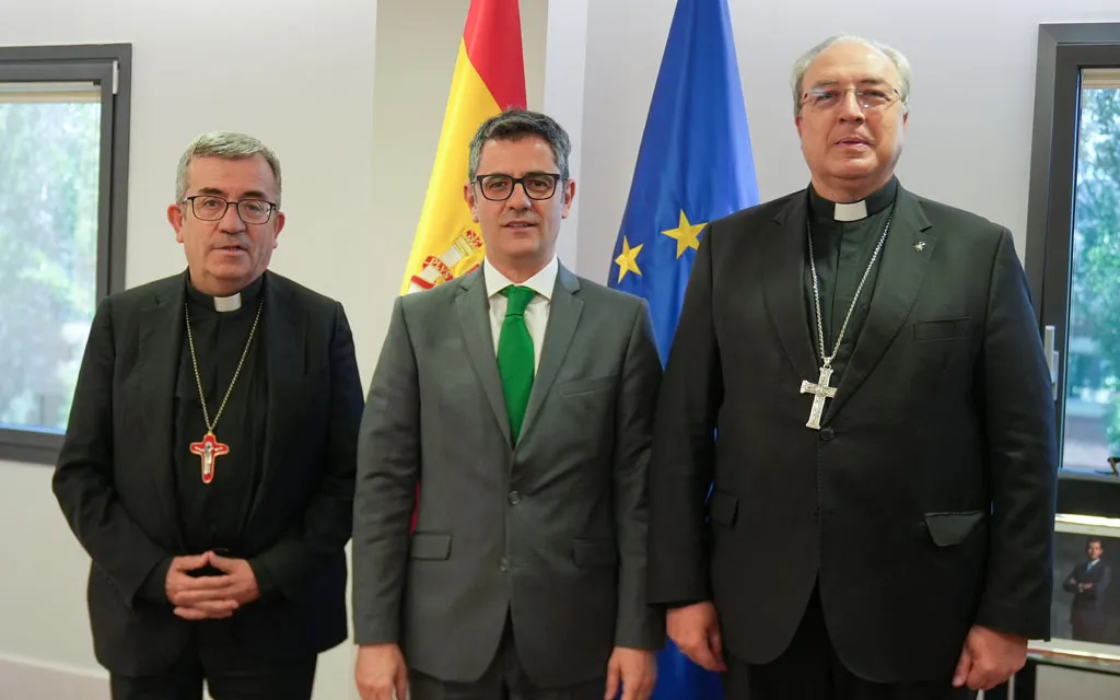 Líderes de la Iglesia Católica en España se reúnen con ministro de la Presidencia