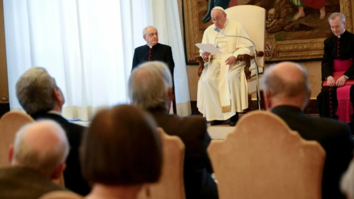 El Papa Francisco pide a historiadores del Vaticano evitar ideologías y respetar la verdad: “Las ideologías matan”