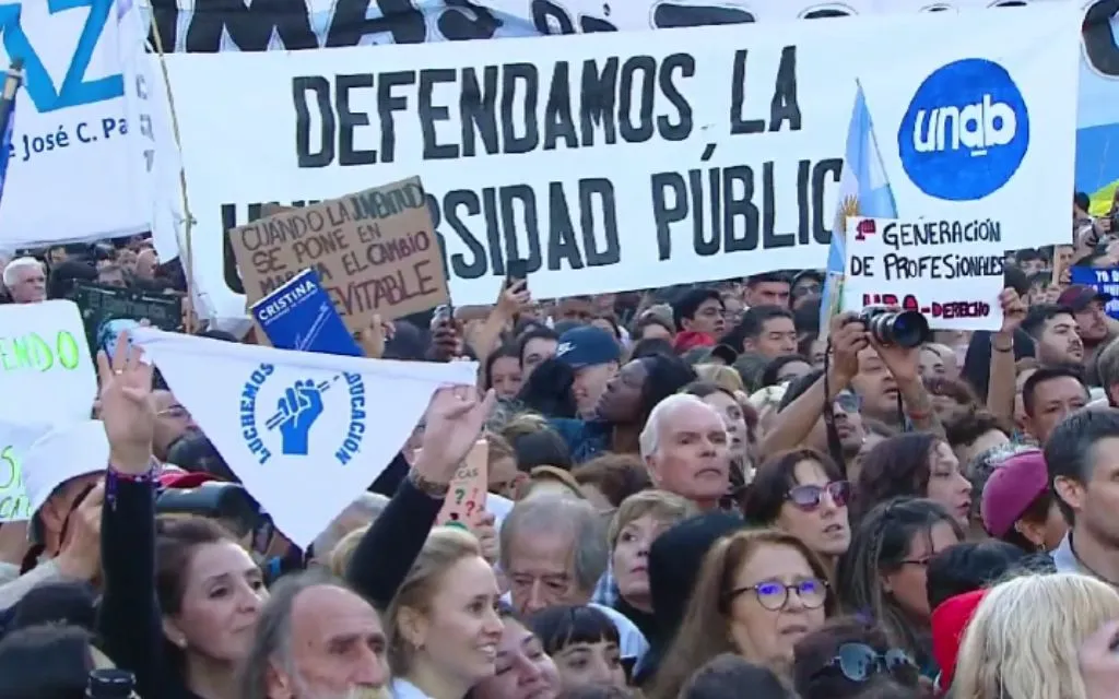 Tras masiva marcha en Argentina, obispo recuerda que la educación pública es “un bien de todos”