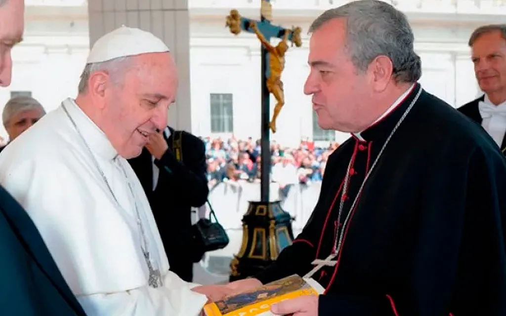 El Papa Francisco acepta renuncia de arzobispo peruano con 67 años de edad