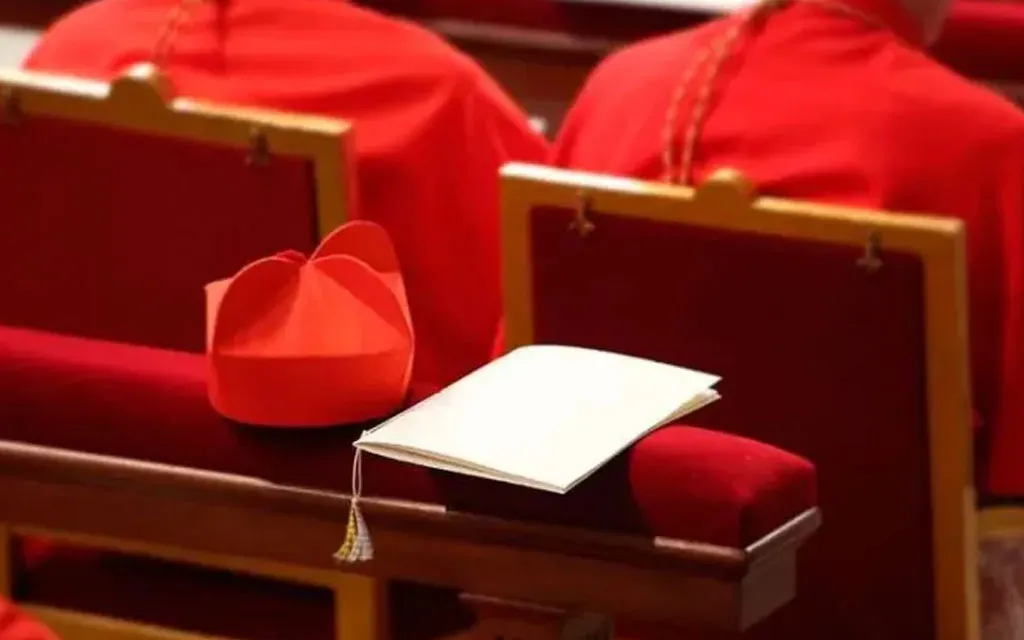 El Vaticano corrige la fecha de nacimiento de un cardenal: podría participar en un cónclave por dos años más