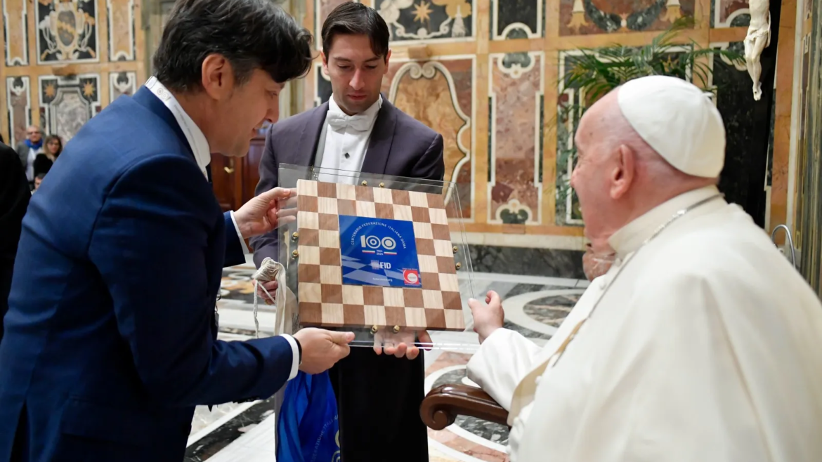 El Papa Francisco propone el juego de las damas ante la “adormecida” capacidad lógica