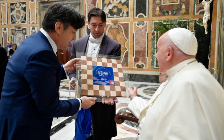 El Papa Francisco propone el juego de las damas ante la “adormecida” capacidad lógica