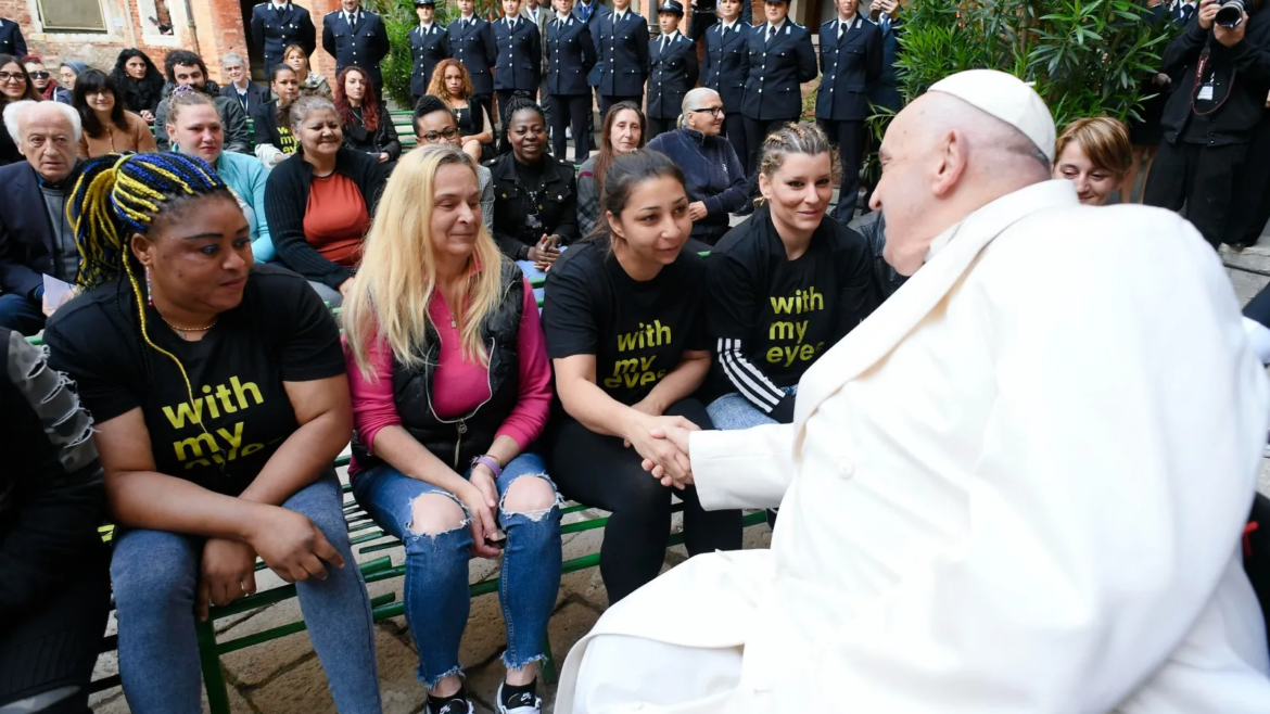 El Papa Francisco recuerda a mujeres de una cárcel en Venecia que nadie puede quitarles la dignidad