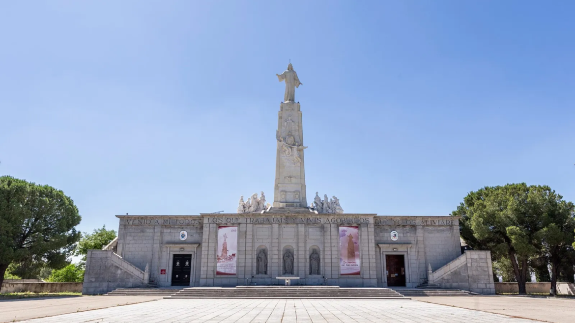 Réplica del Corazón de Jesús dinamitado en la Guerra Civil peregrina por España