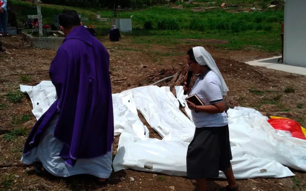 “Desde la caridad cristiana”: Sacerdotes dan sepultura a migrantes fallecidos en la selva del Darién