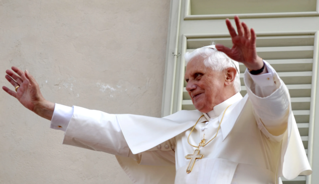 La cruz pectoral del Papa Benedicto XVI sigue desaparecida y el ladrón es condenado a prisión