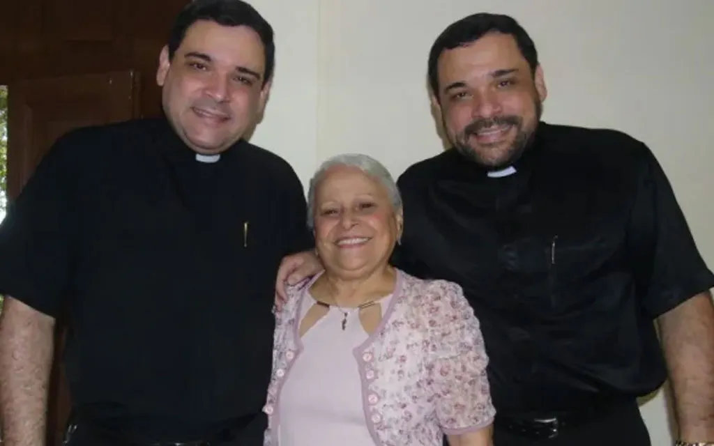Madre de curas gemelos: La mayor riqueza de los padres es tener hijos sacerdotes