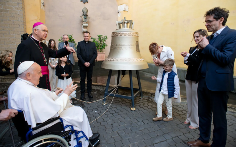 ¿Cuál es la historia de la gran campana que bendijo el Papa Francisco?