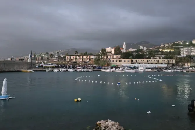 Un faro de fe: Construyen gigantesco Rosario flotante en ciudad costera en Líbano