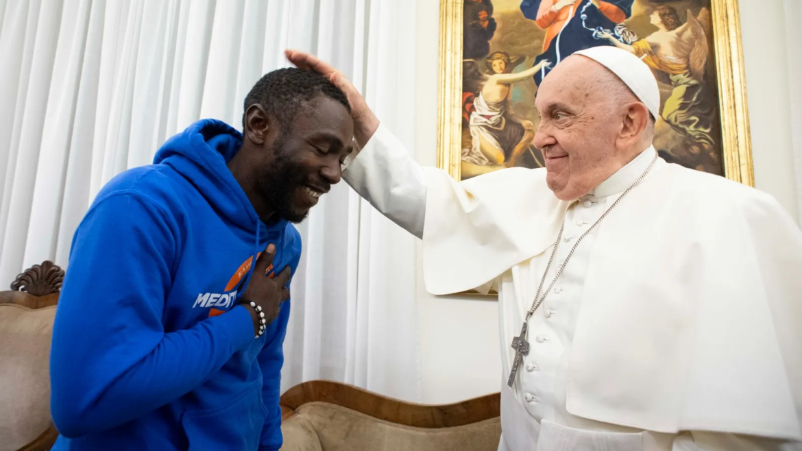 El Papa Francisco contrata en el Vaticano a “Pato”, el migrante que perdió a su mujer e hija en el desierto