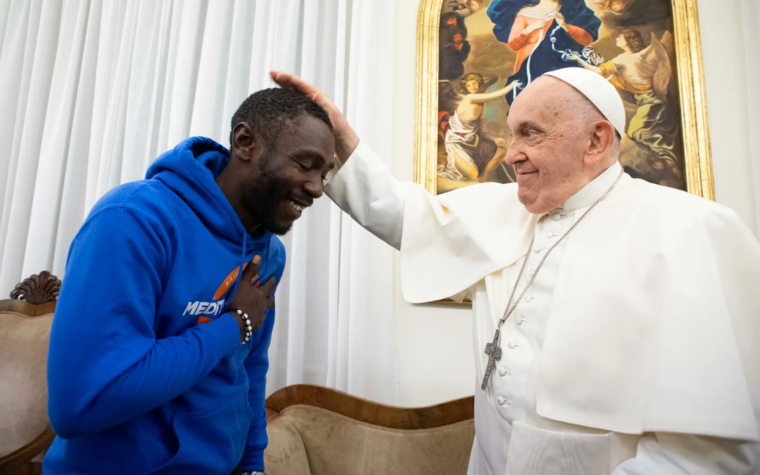 El Papa Francisco contrata en el Vaticano a “Pato”, el migrante que perdió a su mujer e hija en el desierto