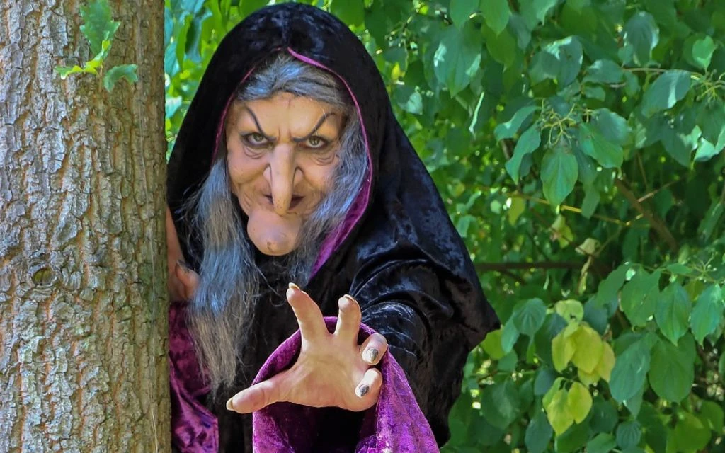 Halloween: Disfraces de demonios, brujas y muertos abren puertas al diablo, afirma sacerdote