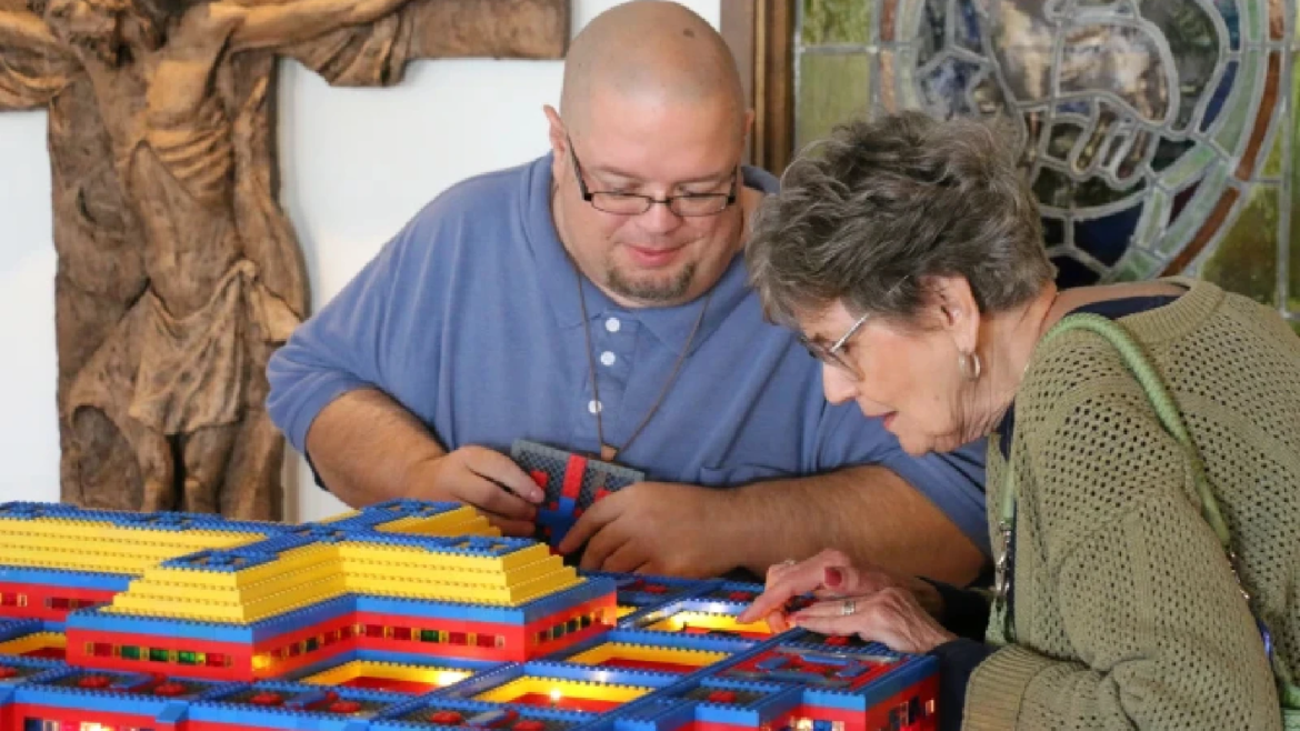 Católico con discapacidad construye iglesias con Legos desde hace 25 años