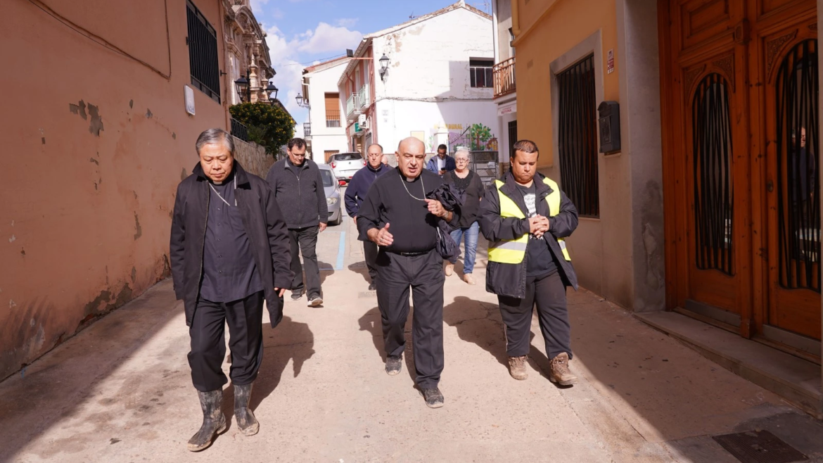 El Nuncio en España se calza unas botas y pisa el barro en la zona arruinada por las inundaciones