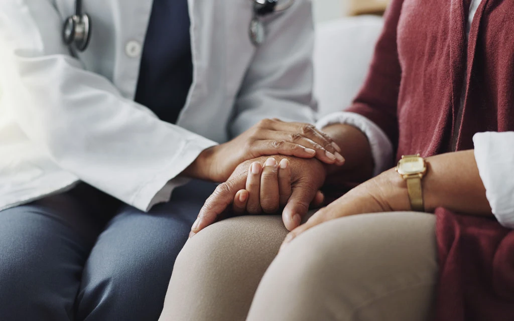 ¿Cómo acompañar a los enfermos de cáncer? 4 expertos proponen acciones concretas