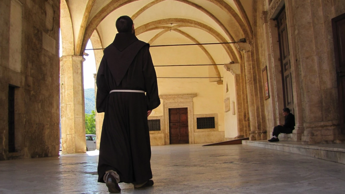 Asesinan a palos a un fraile franciscano y hieren a otros tres en el Monasterio de Gilet en España