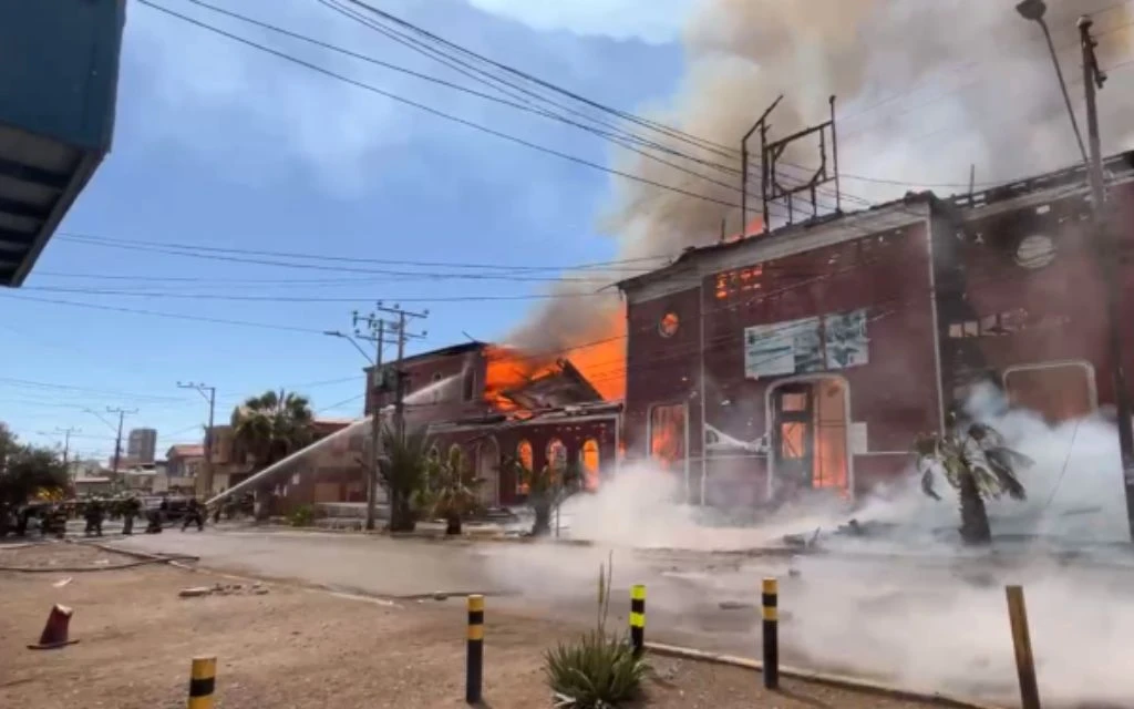Bomberos: El incendio de iglesia histórica en Chile no fue intencional