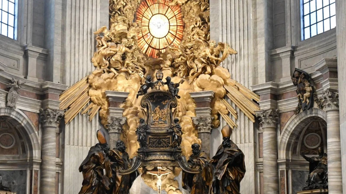 La histórica “Cátedra de San Pedro” se exhibe en la basílica del Vaticano por primera vez en 150 años
