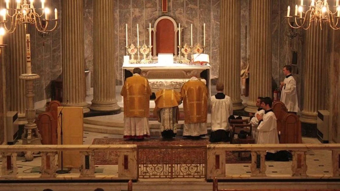 El Vaticano prohíbe la Misa tradicional en latín en la antigua catedral del obispo Strickland