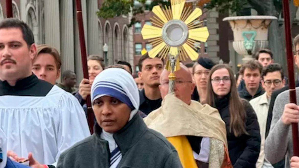 El “sacerdote más afortunado de EE.UU.” preside su última procesión eucarística en una universidad