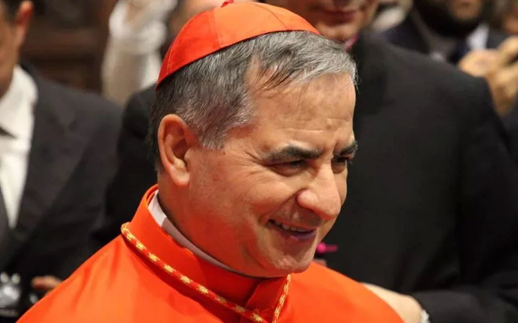 Cardenal Becciu rechaza editorial del director de medios del Vaticano