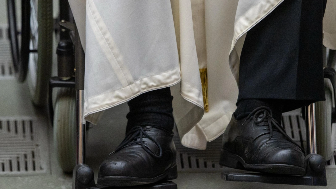 El Papa Francisco dona sus zapatos a un hombre sin hogar