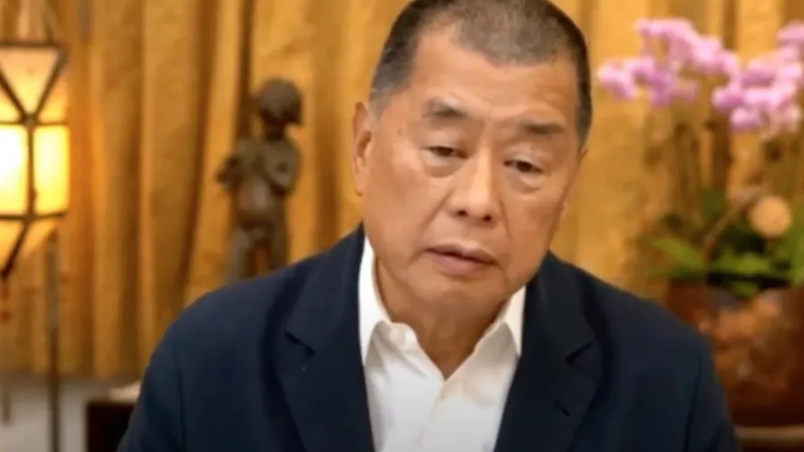 Activista católico Jimmy Lai sube al estrado durante su juicio en Hong Kong