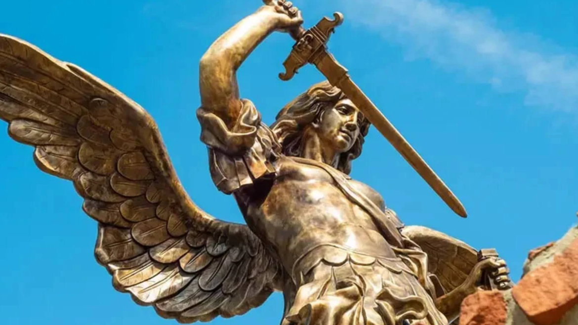 Obispo defiende la oración de San Miguel al final de la Misa