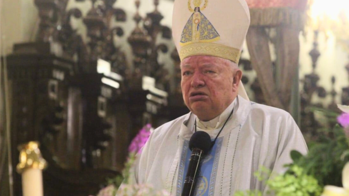 Cardenal Juan Sandoval deja el hospital y se recupera en casa