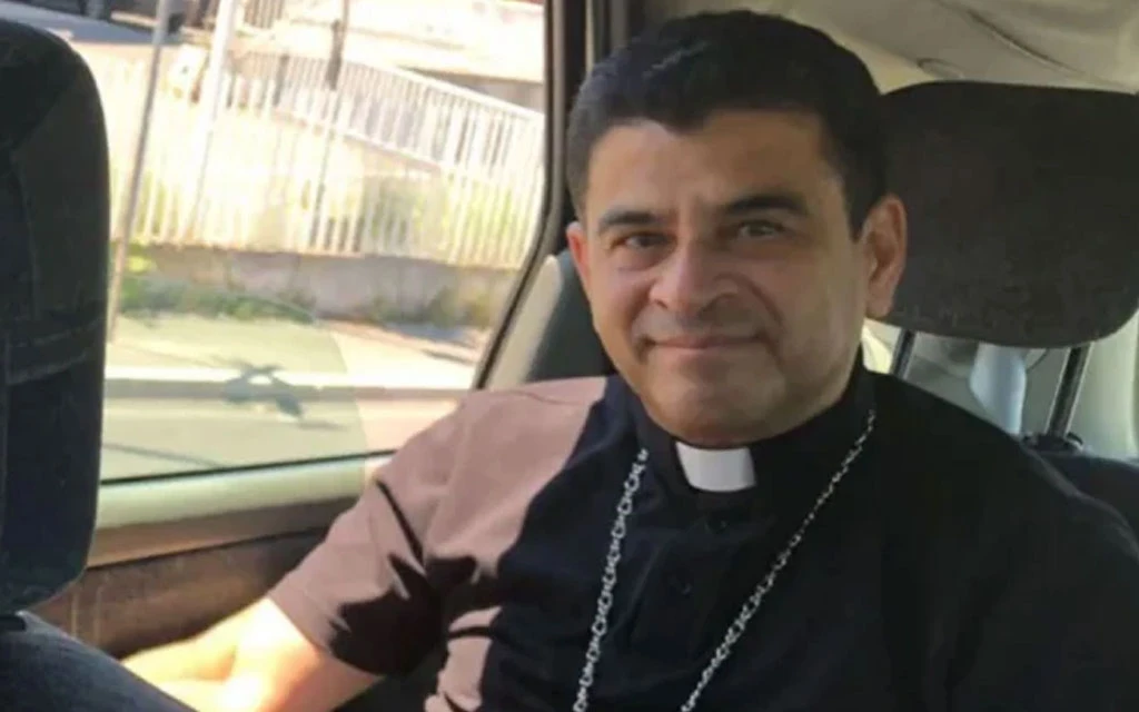 Mons. Rolando Álvarez está hoy de cumpleaños y en el exilio “sigue haciendo lío”