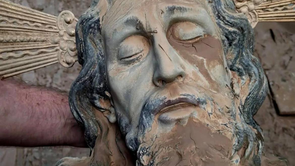 Inundaciones en Valencia: Un Cristo recuperado del barro es recordatorio de muertos y desaparecidos 