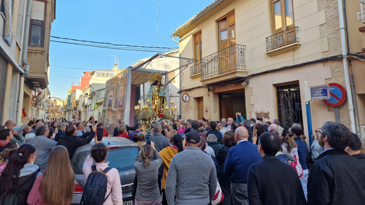 Emotiva visita de la Virgen peregrina de los Desamparados a las zonas afectadas por la DANA en Valencia