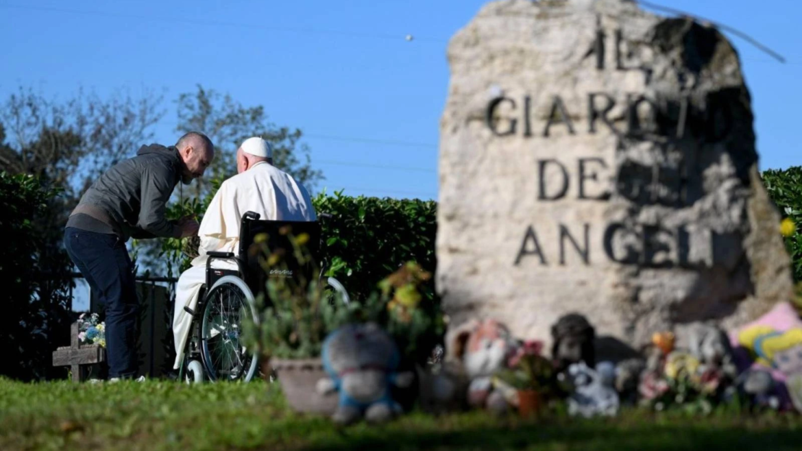 El Papa Francisco reza ante las tumbas de los no nacidos en el día de los fieles difuntos