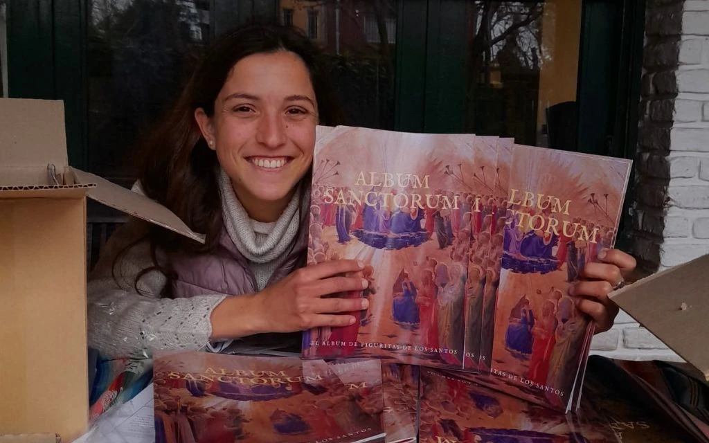 De Argentina para el mundo: Joven catequista lanza álbum estilo “Panini” de santos