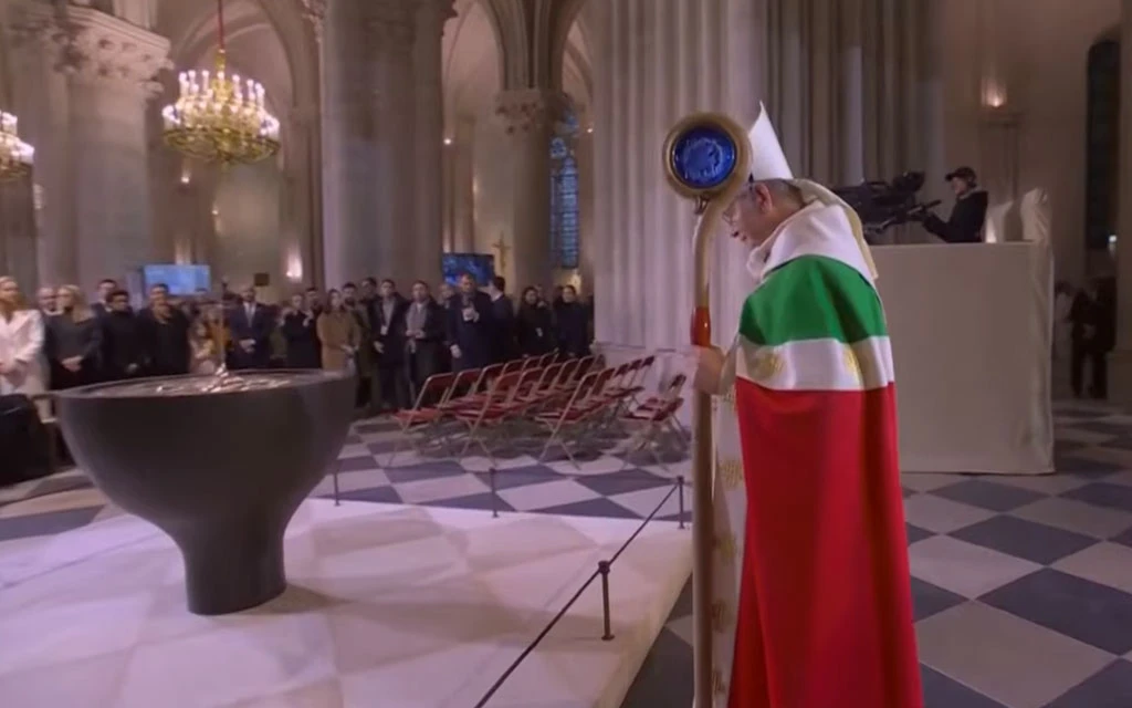 Consagran el altar y celebran la primera Misa en Notre Dame de París tras reapertura