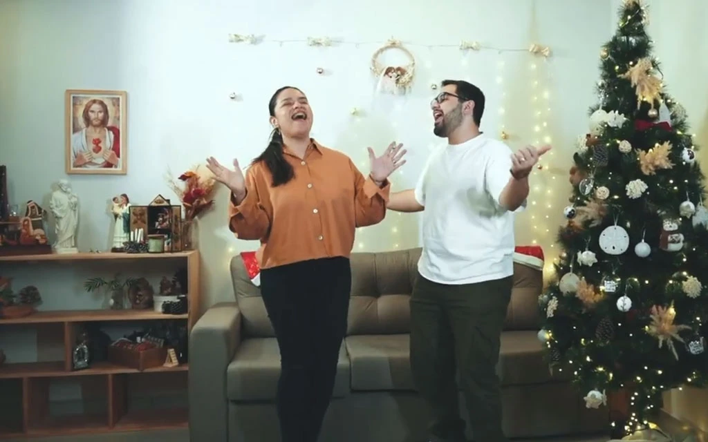 “Nuestro sí también puede cambiar la historia”, asegura matrimonio católico al lanzar cantos por Navidad
