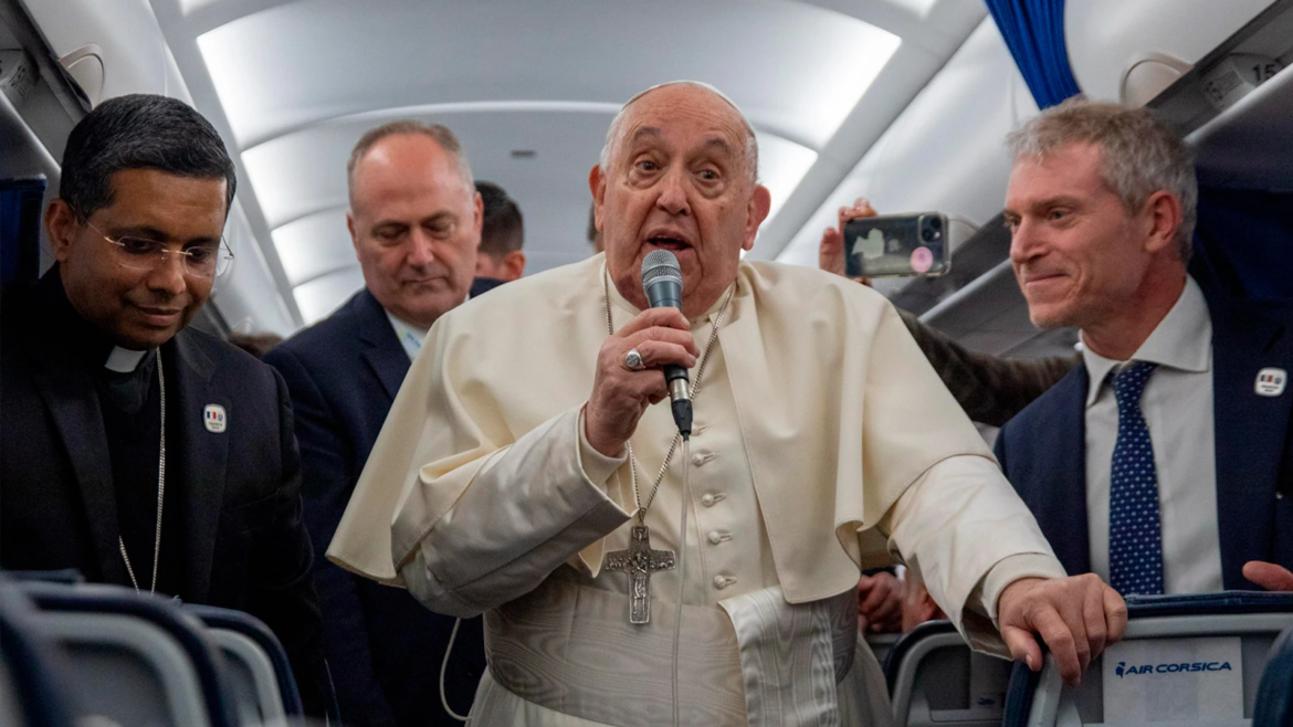 El Papa Francisco retorna a Roma luego de cumplir su último viaje de 2024