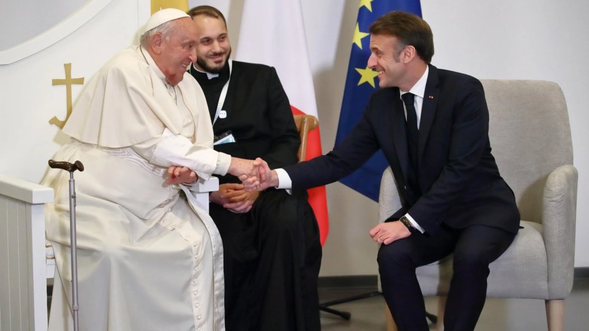 El Papa Francisco comparte con Macron la clave para tener sentido del humor