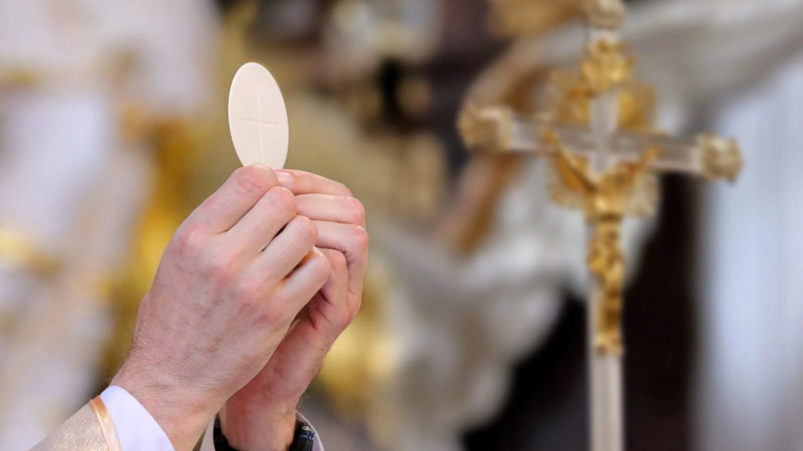 ¿Cómo debe recibir la Comunión un católico?