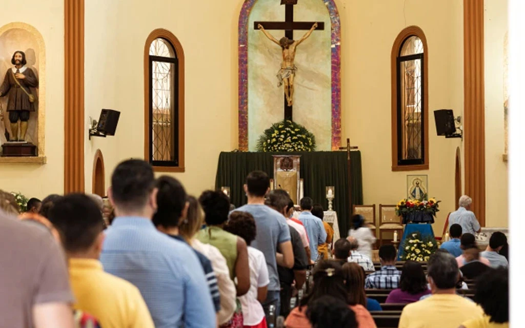 Cardenal Cupich pide a católicos recibir la Comunión de pie en Chicago