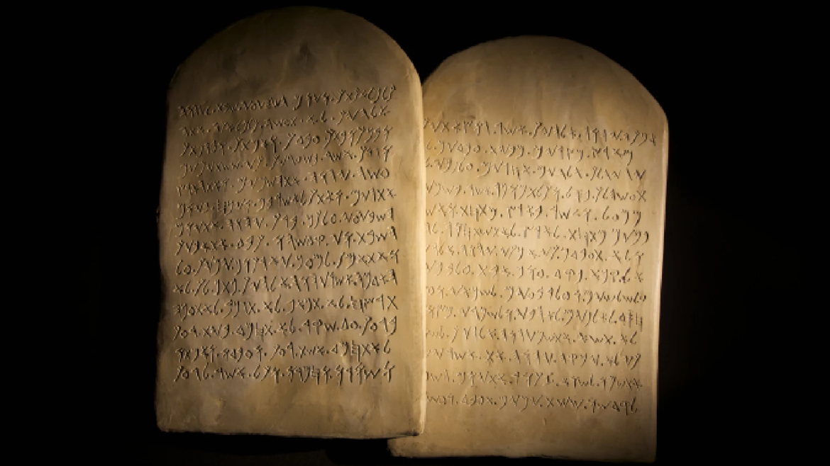 Subastan la tabla más antigua de los Diez Mandamientos por más de 5 millones de dólares