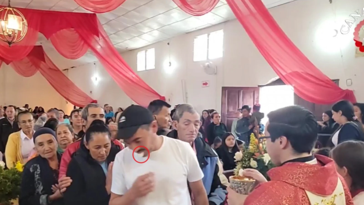 Un sacerdote impide la profanación de la Eucaristía durante una Misa en Honduras