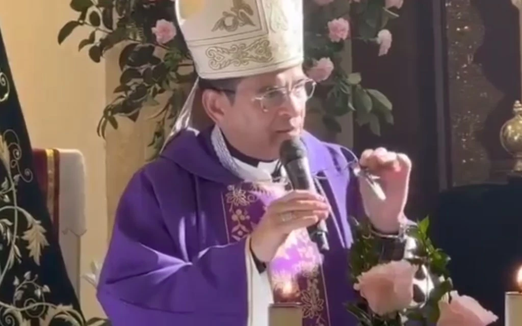 En primera Misa pública Mons. Rolando Álvarez ora por Nicaragua y ofrece su pectoral a la Virgen