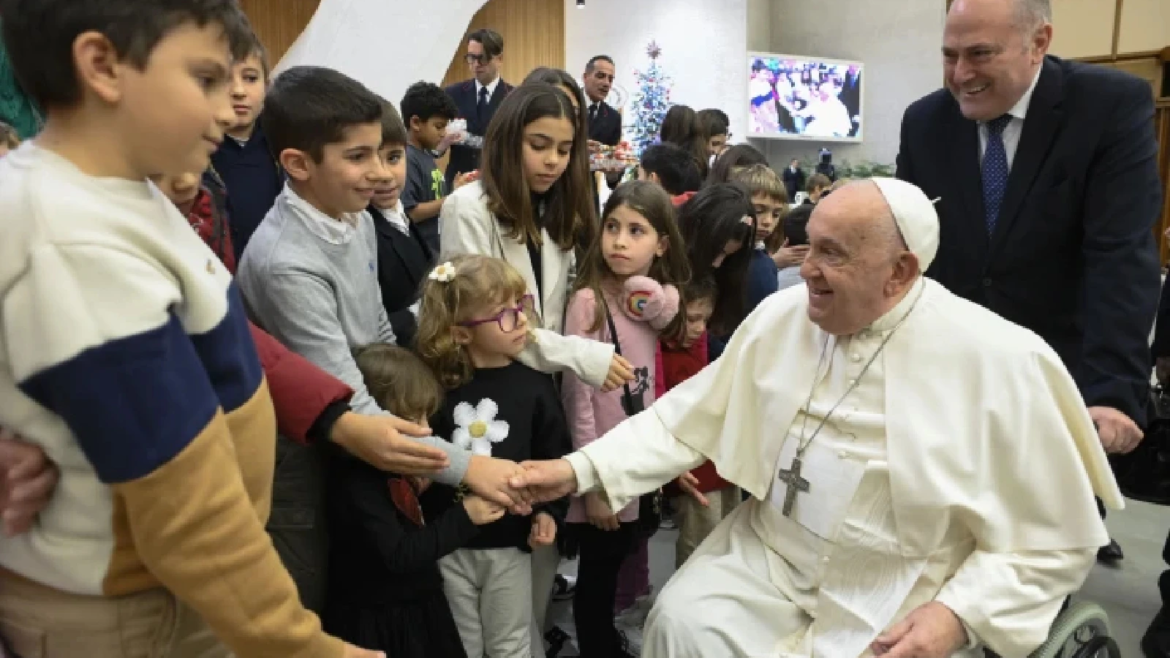 El Papa alerta sobre los chismes y celebra la importancia de la familia en sus mensajes de Navidad 2024