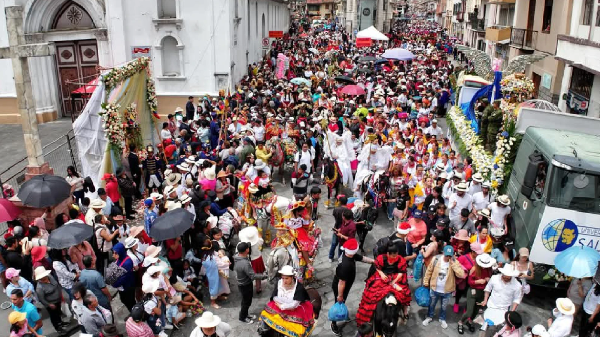 Miles de fieles llenan las calles en Ecuador en la colorida procesión del “Niño Viajero”