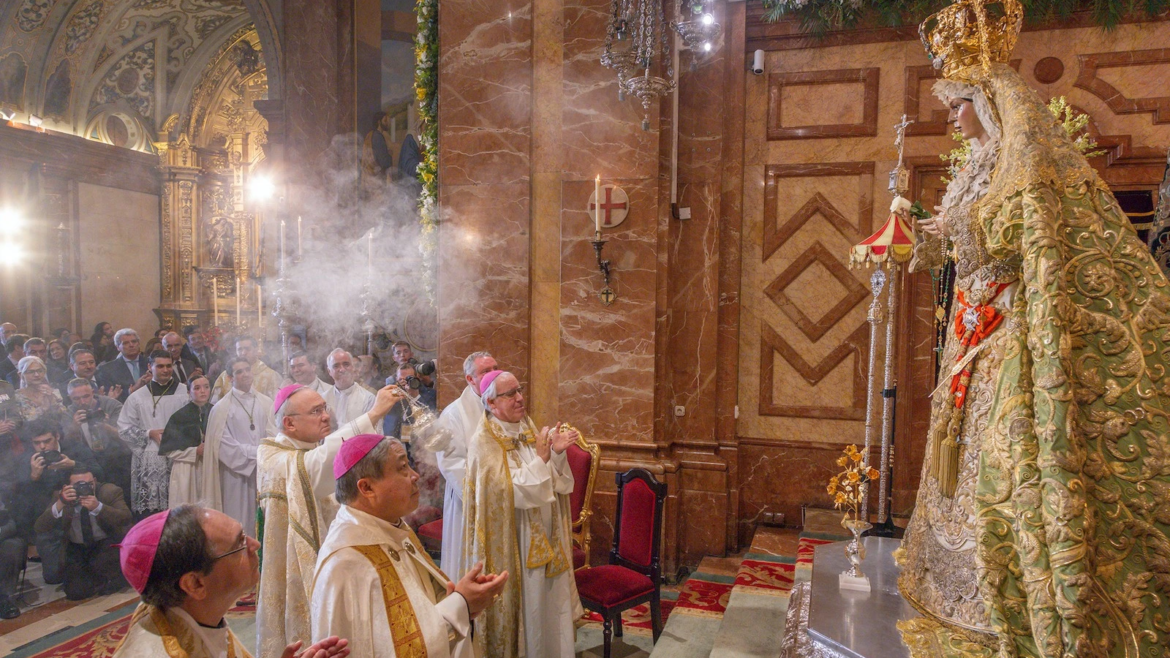 Entregan Rosa de Oro a la Macarena de Sevilla: Un homenaje a la devoción mariana y piedad popular