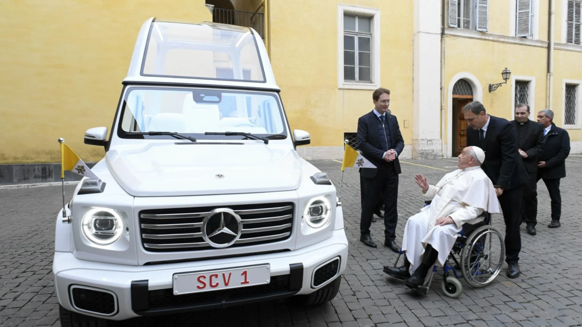 Mercedes-Benz presenta al Papa Francisco un nuevo “papamóvil” totalmente eléctrico