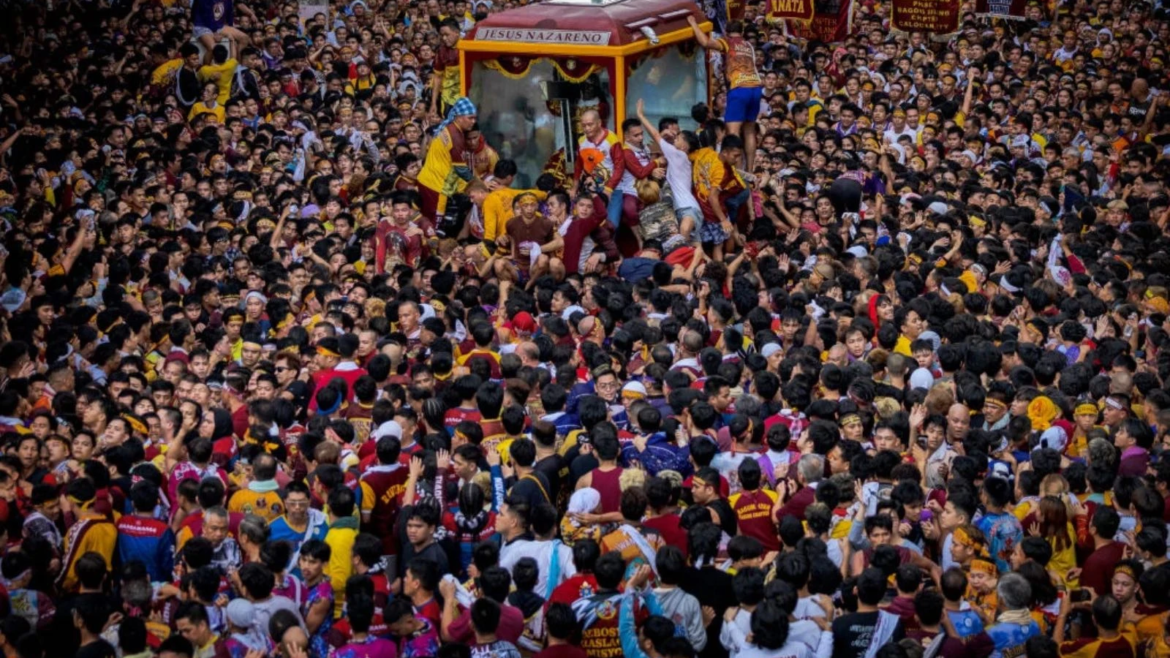 La procesión del Nazareno Negro atrae a millones de personas en Filipinas