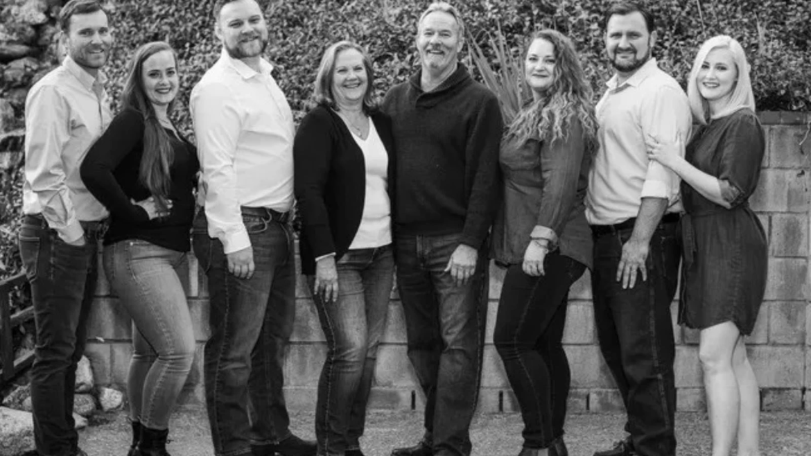 Familia dedica canto a la Virgen sobre restos de casa arrasada por incendio forestal en Los Ángeles